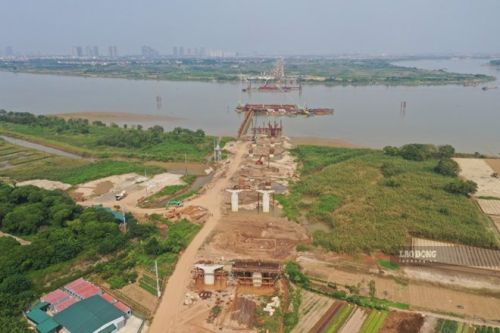 Cầu Ngọc Hồi tăng tốc thi công, những trụ cầu đã lộ diện